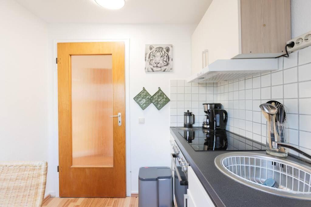 - 3-Bedroom Apartment Luxury: Central & Spacious In Duisburg & Big Tv And Kitchen - Exterior foto